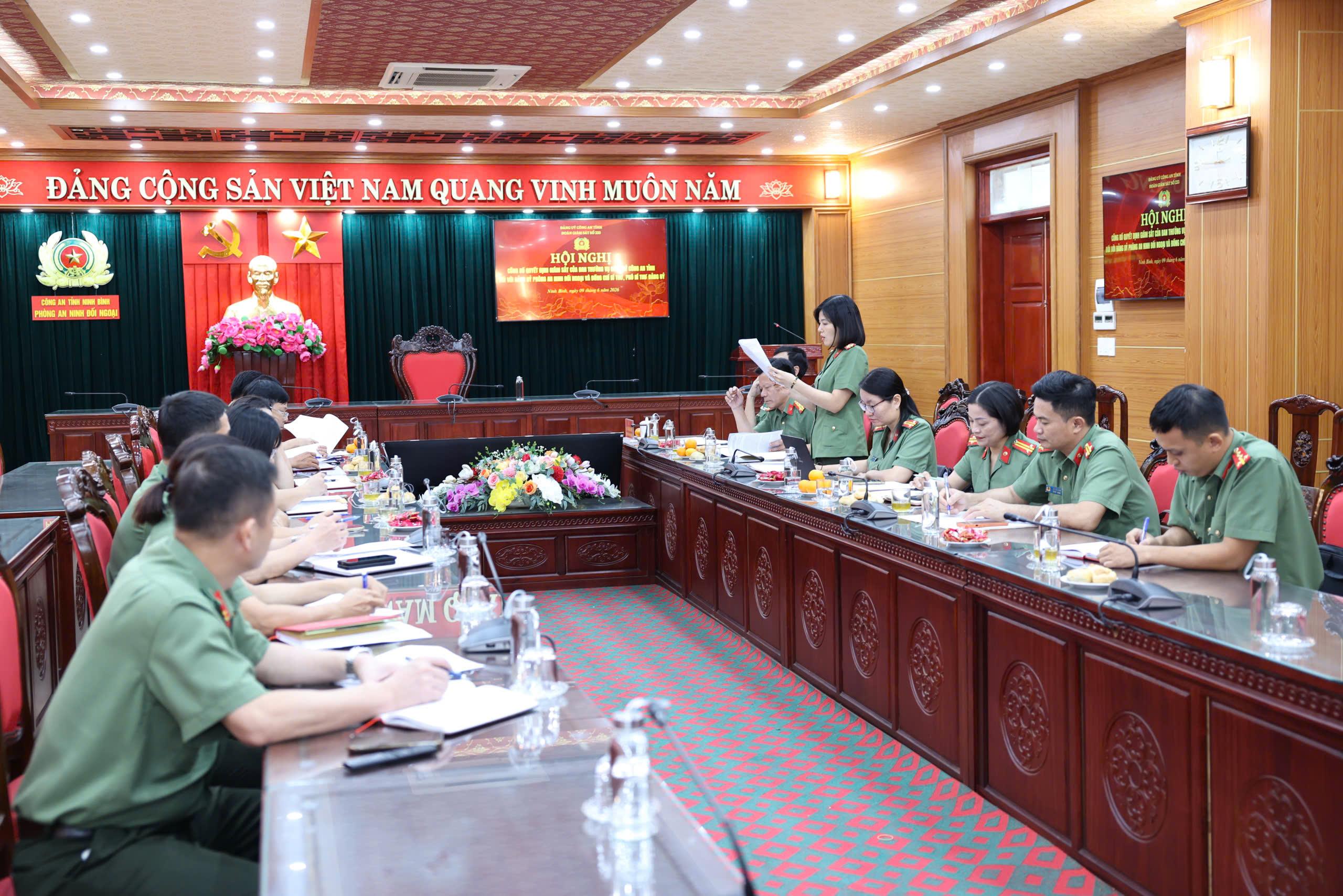Hội nghị công bố Quyết định giám sát của Ban Thường vụ Đảng ủy Công an tỉnh đối với Ban Thường vụ cấp ủy trực thuộc. Ảnh: CTV