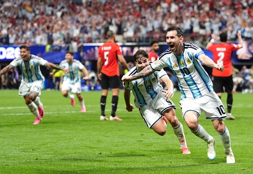 Messi mừng bàn thắng gỡ hòa 2-2 cho Argentina. Ảnh: Sky Sports