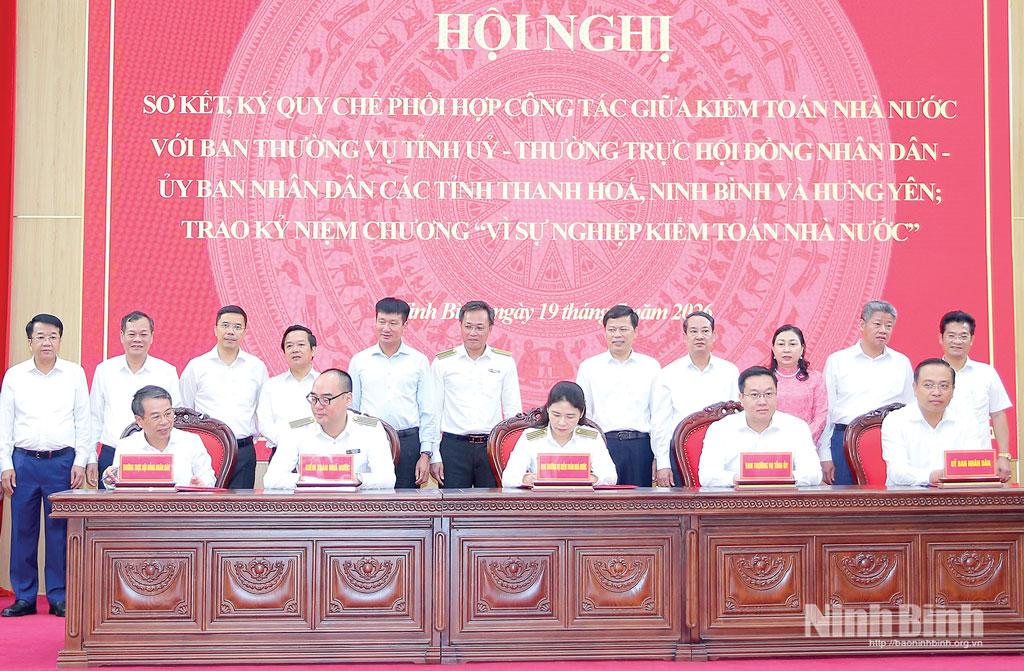 Các đồng chí lãnh đạo Kiểm Toán nhà nước và lãnh đạo tỉnh Ninh Bình, Hưng Yên, Thanh Hoá chứng kiến ký Quy chế phối hợp giữa Kiểm toán Nhà nước với tỉnh Ninh Bình