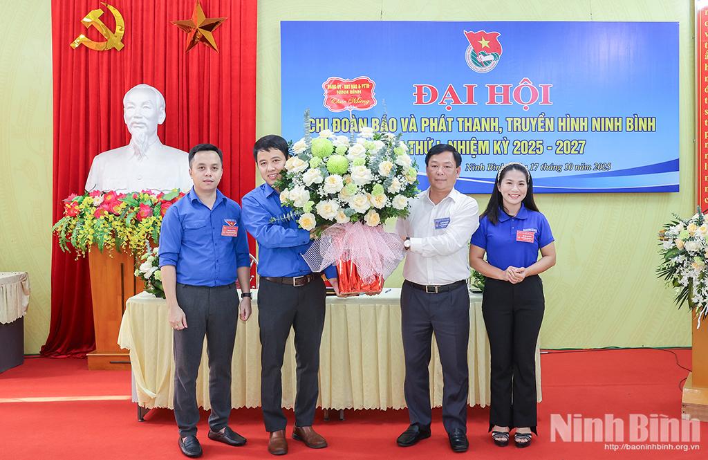 Đồng chí Bùi Ngọc Quang, Tỉnh ủy viên, Phó Bí thư Đảng ủy, Phó Tổng Biên tập Báo và phát thanh, truyền hình Ninh Bình tặng hoa chúc mừng Đại hội.