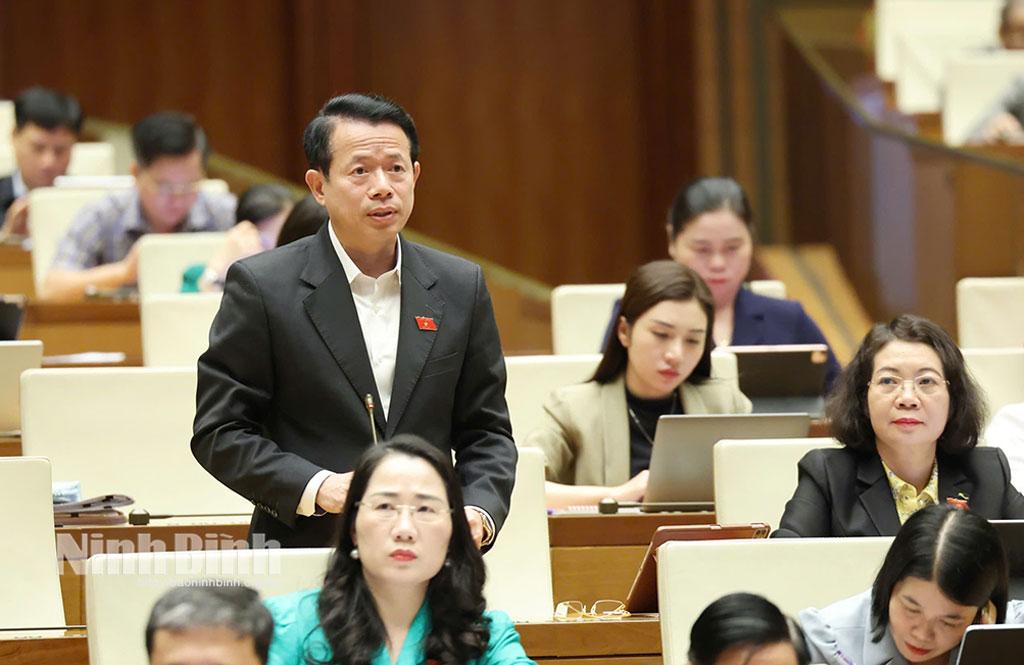 Đại biểu Nguyễn Hải Dũng, Phó Trưởng đoàn ĐBQH tỉnh Ninh Bình tham gia thảo luận tại Hội trường. Ảnh: CTV