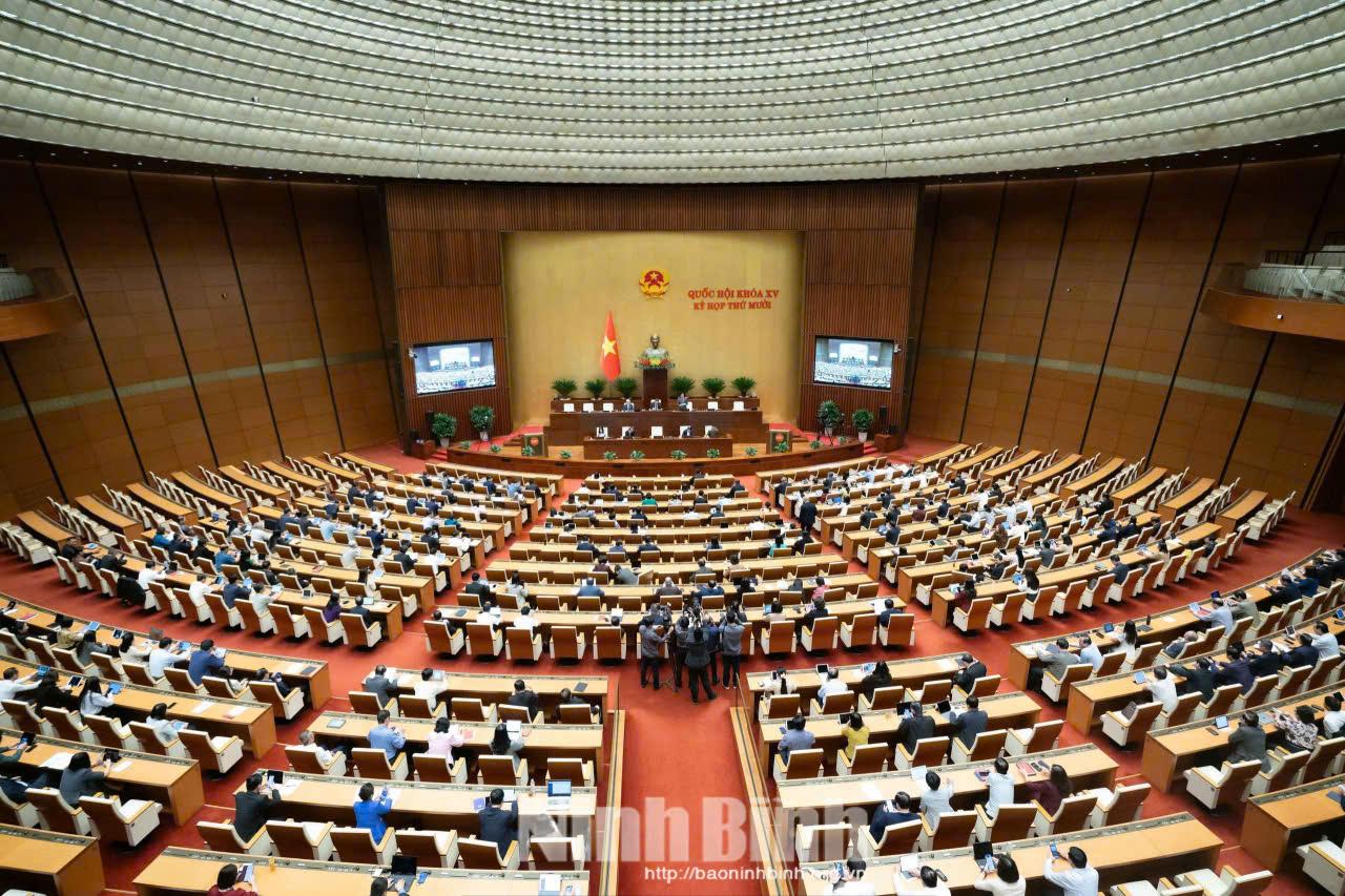 Quang cảnh phiên thảo luận tại Hội trường Diên Hồng sáng 12/11. Ảnh: CTV