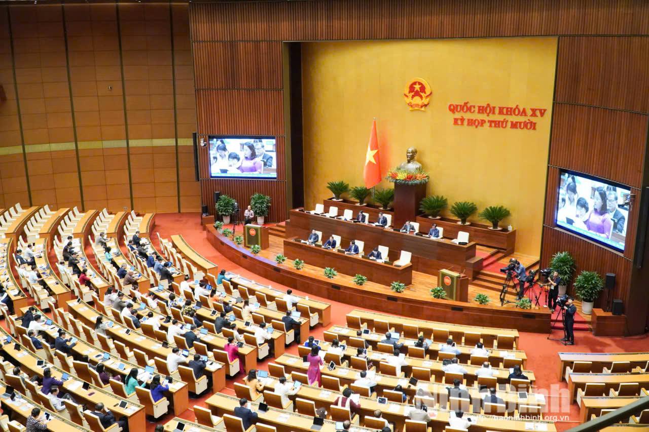 Quang cảnh phiên thảo luận tại Hội trường Diên Hồng chiều 13/11. Ảnh: CTV