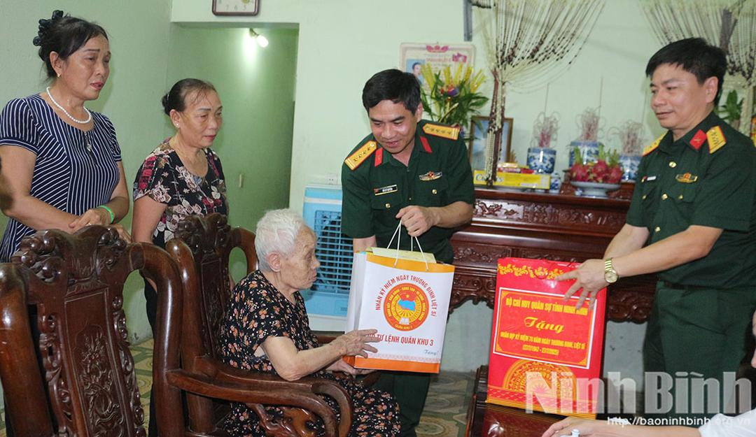 Lãnh đạo Bộ CHQS tỉnh (ngoài cùng bên phải) cùng lãnh đạo Quân khu 3 thăm, tặng quà bà Nguyễn Thị Tuất, vợ liệt sỹ, thôn Nhất Nhì, xã Liêm Hà, tỉnh Ninh Bình dịp 27/7 vừa qua.