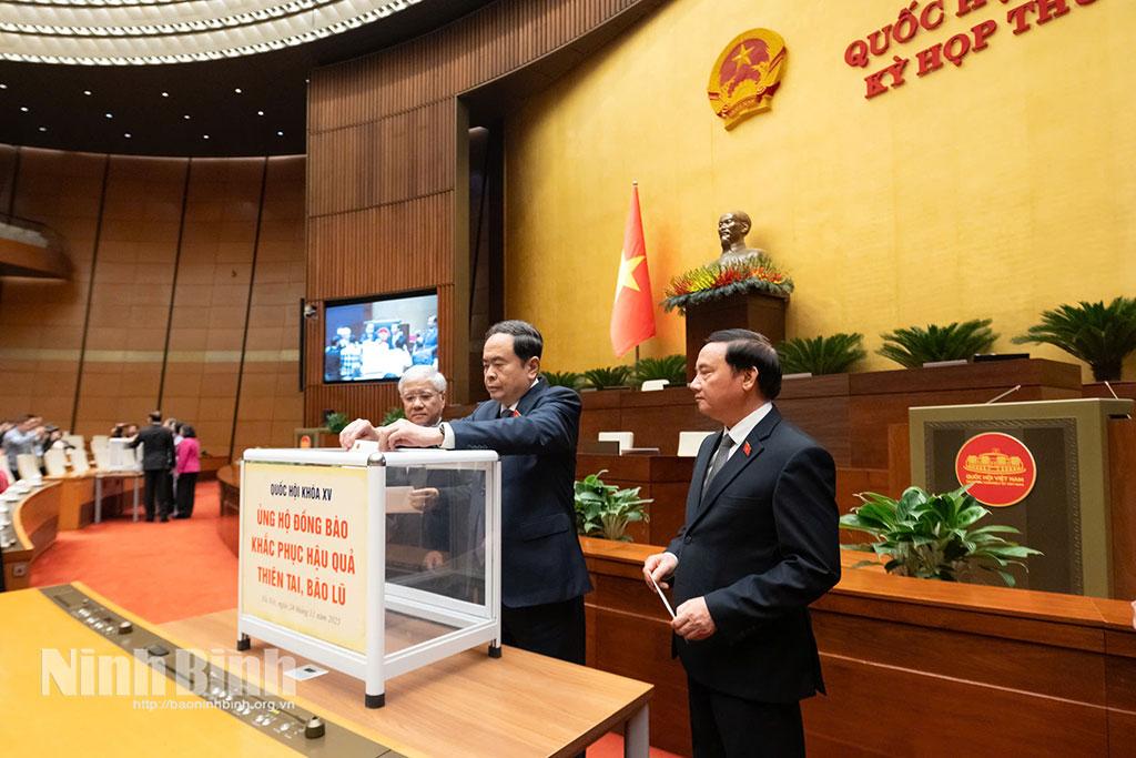 Chủ tịch Quốc hội Trần Thanh Mẫn và các đồng chí Phó Chủ tịch Quốc hội quyên góp ủng hộ đồng bào khắc phục hậu quả thiên tai, bão lũ. Ảnh CTV