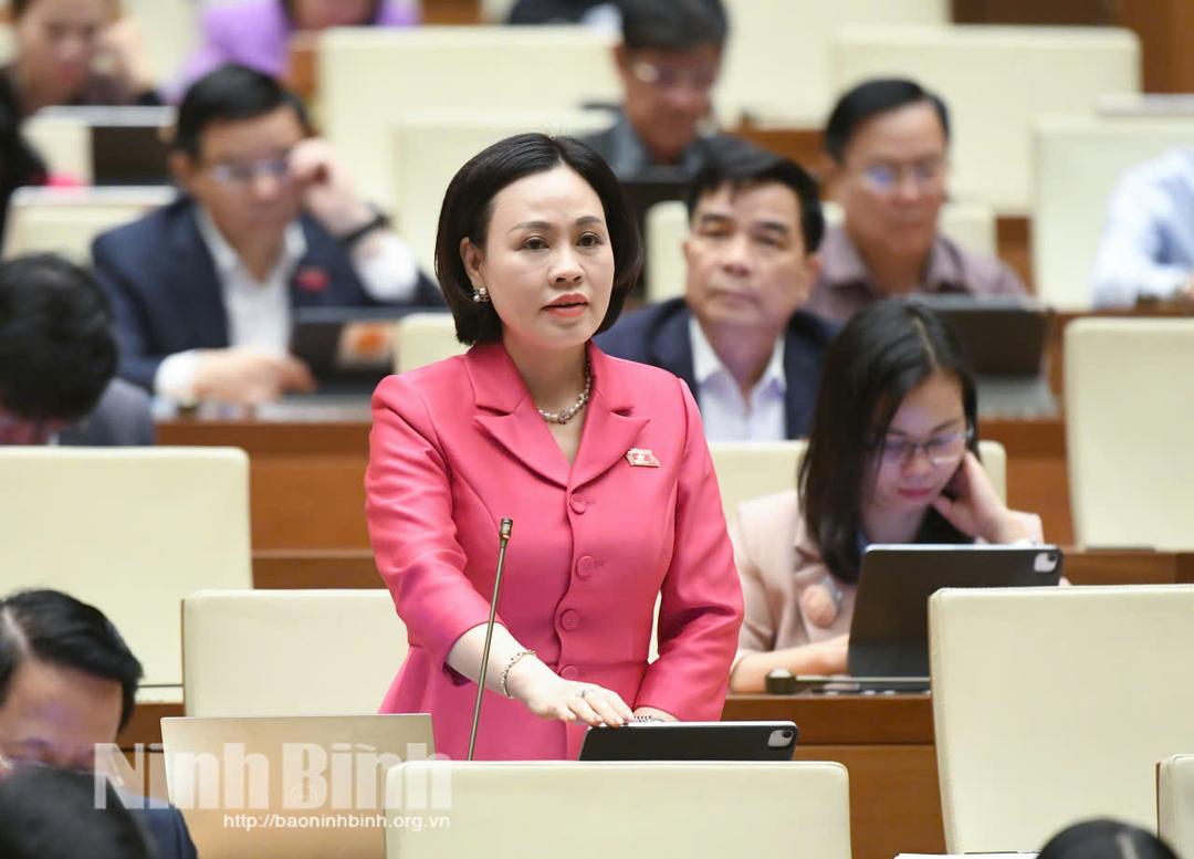 Đại biểu Trần Thị Hồng Thanh, Phó Trưởng Đoàn ĐBQH tỉnh Ninh Bình phát biểu thảo luận tại Hội trường về điều chỉnh Quy hoạch tổng thể quốc gia thời kỳ 2021 - 2030, tầm nhìn đến năm 2050.