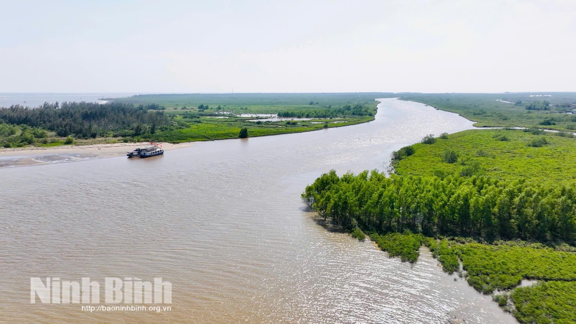 Hệ sinh thái rừng ngập mặn ở Vườn quốc gia Xuân Thủy vừa tạo thu nhập, vừa giữ gìn “nguồn vốn tự nhiên” cho thế hệ mai sau.