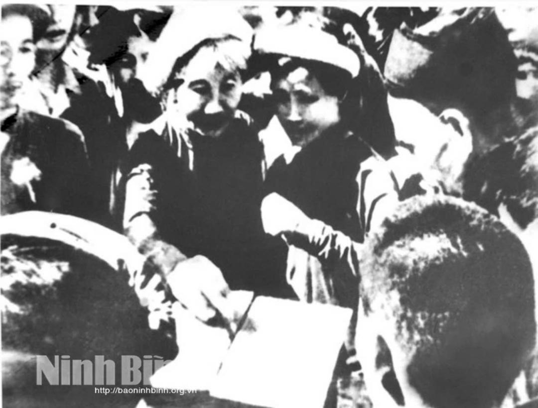 Cử tri Hà Nội bỏ phiếu tín nhiệm người xứng đáng tham gia Quốc hội khóa I. Ảnh: Quochoi.vn