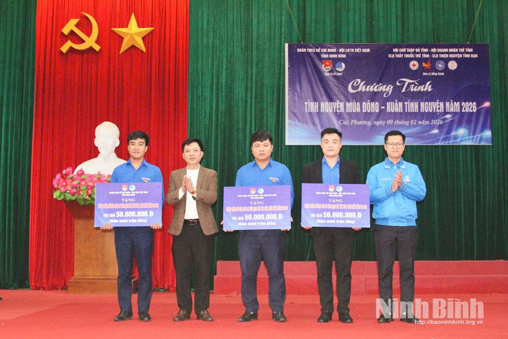 Ban Tổ chức trao tặng các phần quà an sinh xã hội cho đại diện các địa phương.