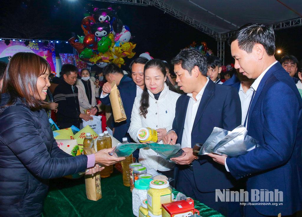 Các đại biểu tham quan gian hàng trưng bày tại Chợ hoa xuân.