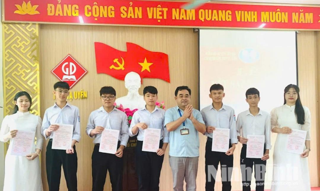 Trao Quyết định kết nạp đảng viên cho các học sinh ưu tú của Trường THPT Tạ Uyên. Ảnh: CTV