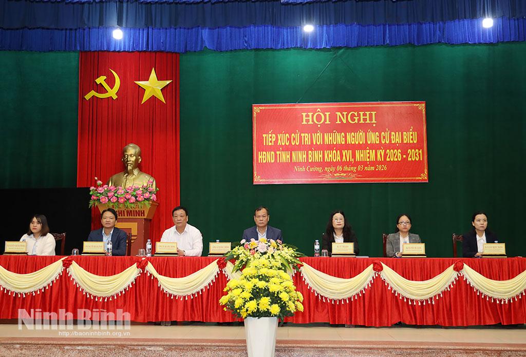 Đồng chí Phó Bí thư Tỉnh ủy, Chủ tịch HĐND tỉnh Lê Quốc Chỉnh và những người ứng cử đại biểu HĐND tỉnh khóa XVI tại Đơn vị bầu cử số 19 tiếp xúc cử tri các xã Ninh Cường, Minh Thái.