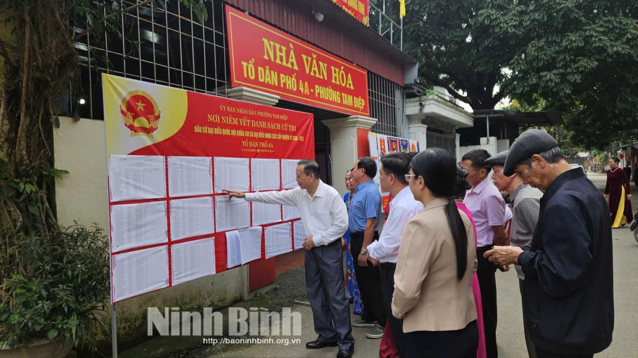 Cử tri tổ dân phố 4A, phường Tam Điệp kiểm tra thông tin danh sách cử tri, tìm hiểu tiểu sử người ứng cử đại biểu Quốc hội và HĐND các cấp, nhiệm kỳ 2026-2031