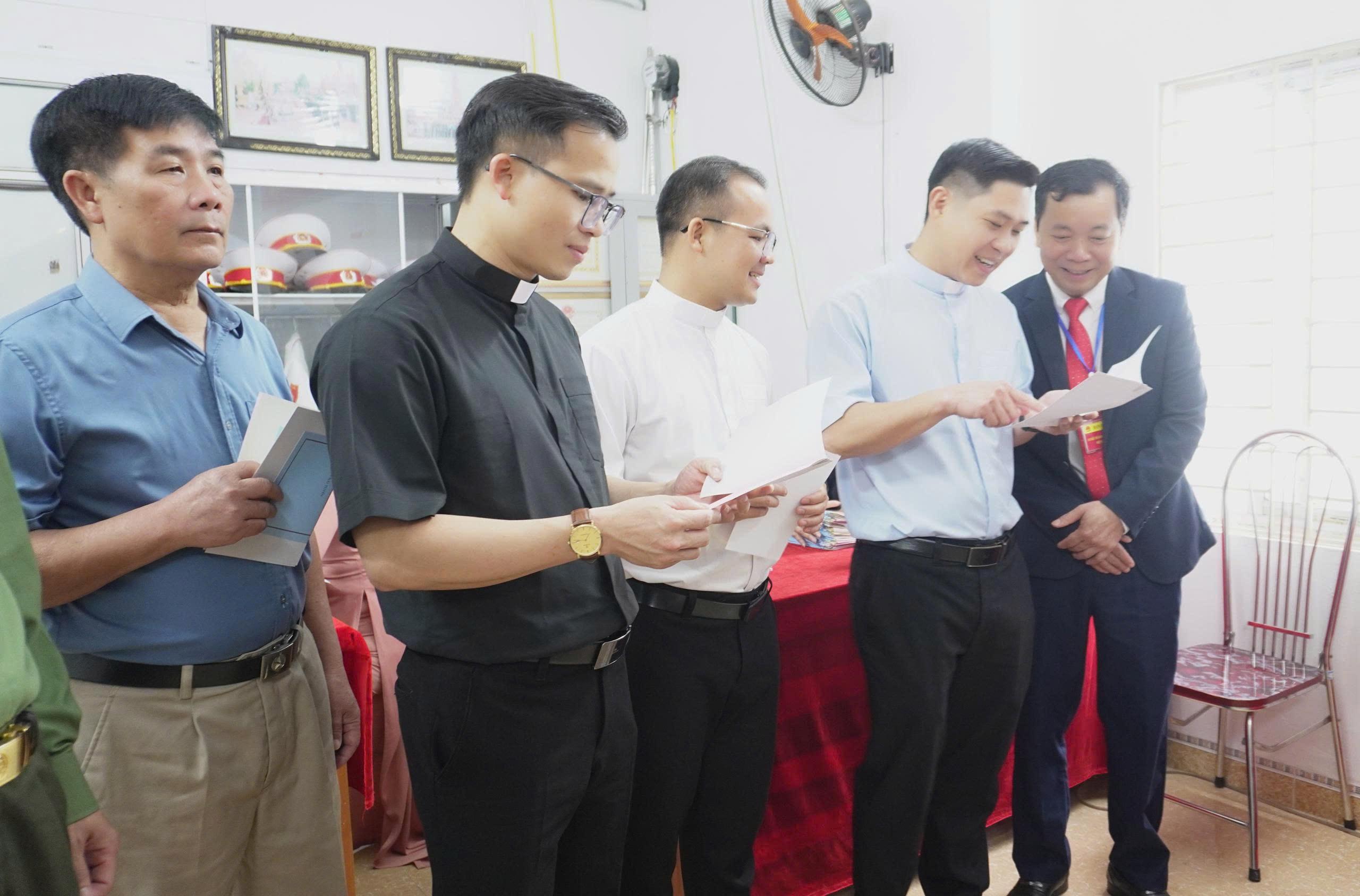 Cử tri phố Phát Diệm Đông, xã Phát Diệm phấn khởi đi bầu cử.