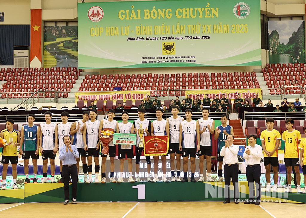 Ban tổ chức trao Cup vô địch, hoa và tiền thưởng cho đội bóng chuyền nam Biên phòng-MB.