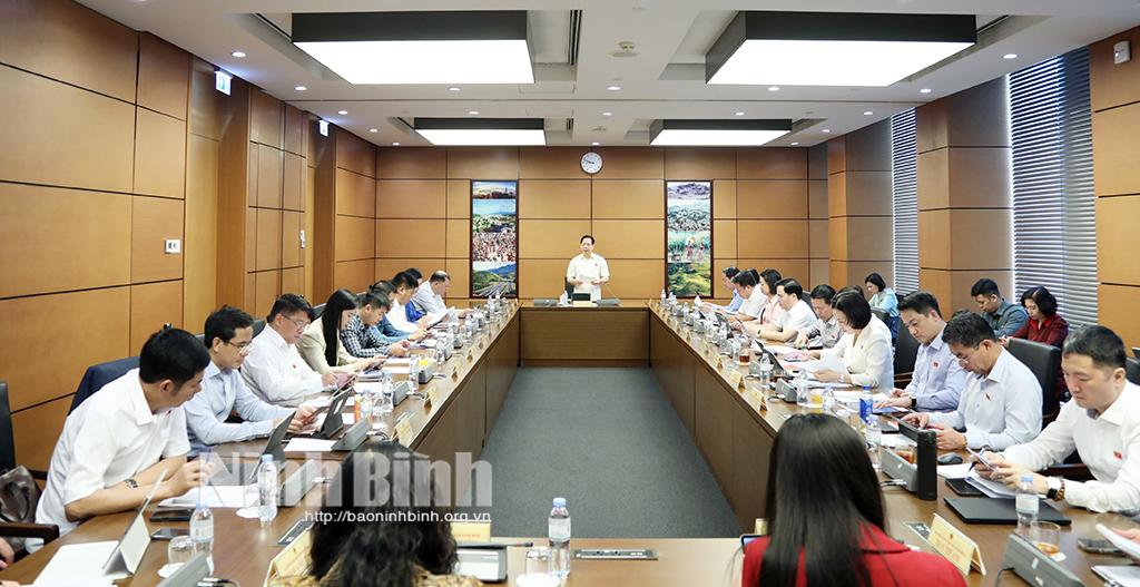 Đoàn ĐBQH tỉnh Ninh Bình tham gia thảo luận tại Tổ số 10 cùng Đoàn ĐBQH tỉnh Sơn La.