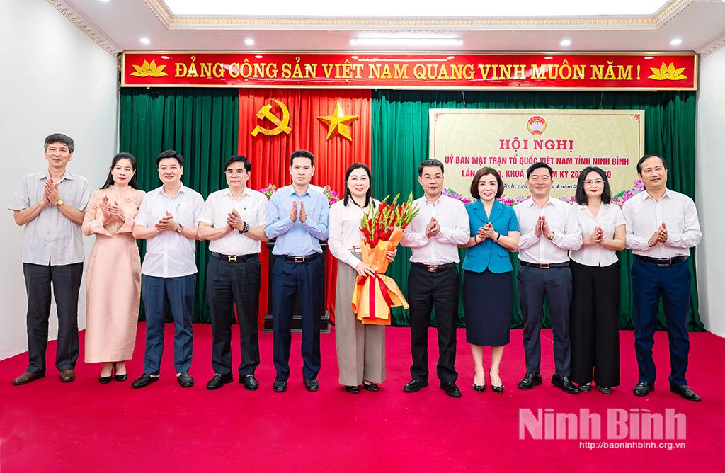 Các đồng chí trong Ban Thường trực Ủy ban MTTQ Việt Nam tỉnh tặng hoa chúc mừng đồng chí Đinh Thị Lụa, Phó Bí thư Thường trực Tỉnh ủy, Chủ tịch Ủy ban MTTQ Việt Nam tỉnh.