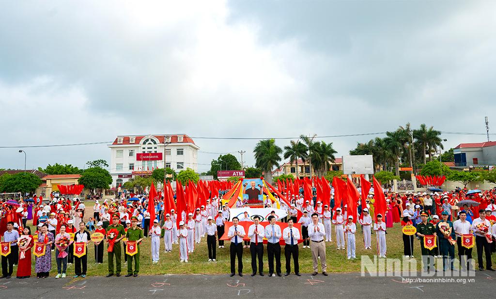 Lãnh đạo Ban Tuyên giáo và Dân vận Tỉnh uỷ cùng lãnh đạo xã tặng hoa, cờ lưu niệm cho các đoàn vận động viên tham dự Đại hội TDTT xã Bình Minh lần thứ I, năm 2026.