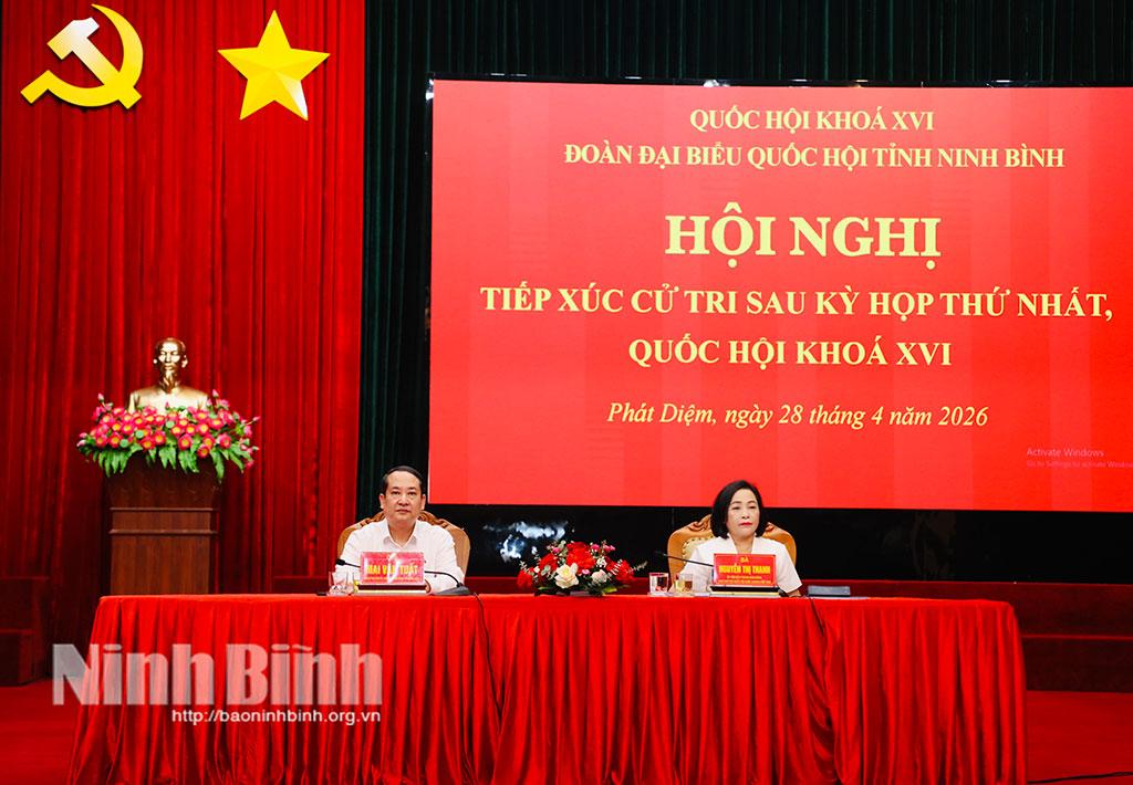 Đồng chí Nguyễn Thị Thanh, Ủy viên Trung ương Đảng, Phó Chủ tịch Quốc hội và đồng chí Mai Văn Tuất, Phó Bí thư Tỉnh ủy, Trưởng Đoàn đại biểu Quốc hội tỉnh tiếp xúc cử tri thuộc Đơn vị bầu cử số 4.