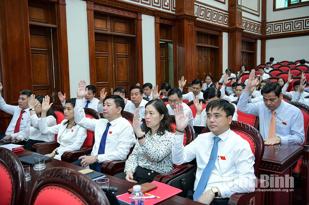 Các đại biểu biểu quyết thông qua nghị quyết kỳ họp thứ hai, HĐND tỉnh khóa XVI. Ảnh: Trường Giang