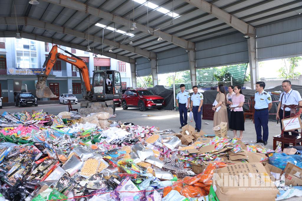Hàng hóa vi phạm được tiêu hủy trước sự chứng kiến của các cơ quan chức năng.