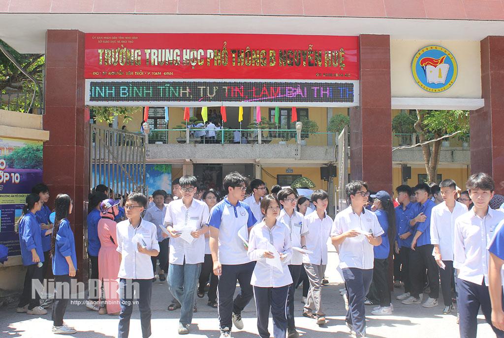 Thí sinh hoàn thành buổi thi môn Toán tại điểm thi Trường THPT B Nguyễn Huệ