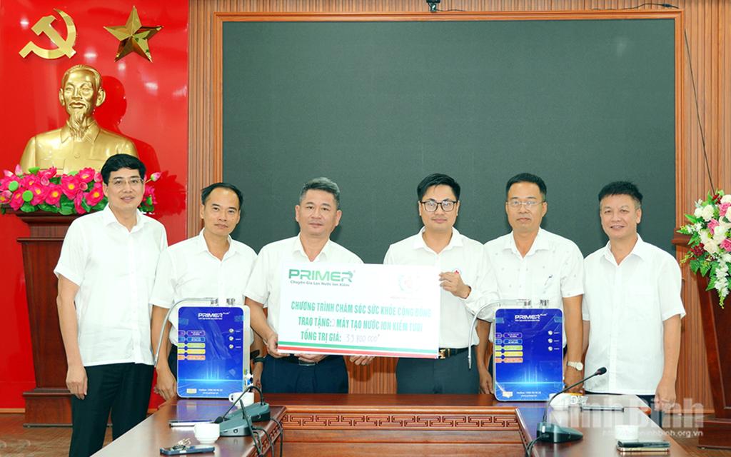 Lãnh đạo Hội Chữ thập đỏ tỉnh và đại diện đơn vị tài trợ trao tặng máy tạo ion kiềm tươi cho cán bộ, nhân viên Toà án nhân dân khu vực 10.
