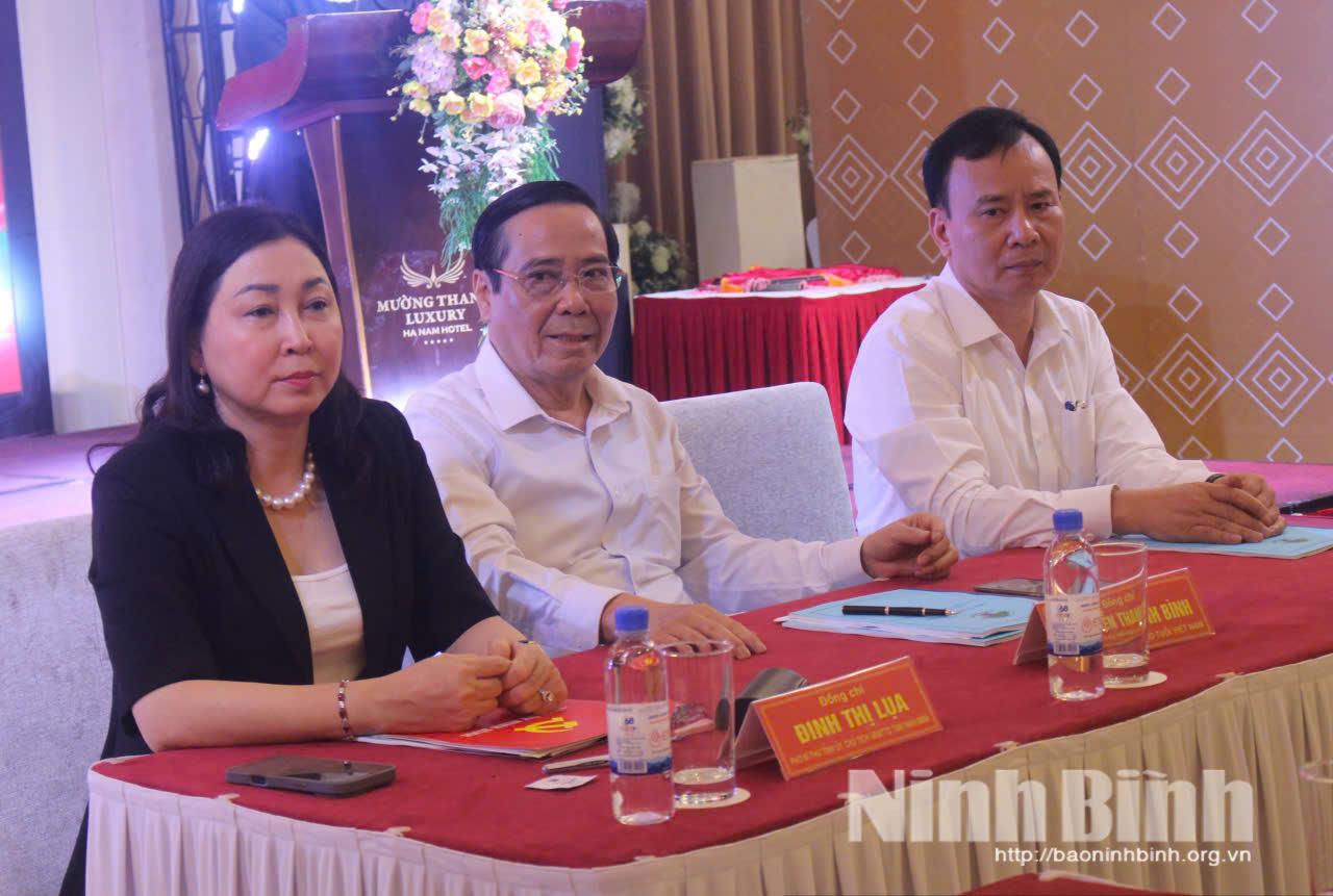 Đồng chí Nguyễn Thanh Bình, nguyên Ủy viên Trung ương Đảng, Phó Chủ tịch Ủy ban Quốc gia về NCT, Chủ tịch Hội NCT Việt Nam và đồng chí Đinh Thị Lụa, Phó Bí thư Tỉnh uỷ, Chủ tịch Ủy ban MTTQ Việt Nam tỉnh cùng các đại biểu dự hội nghị.