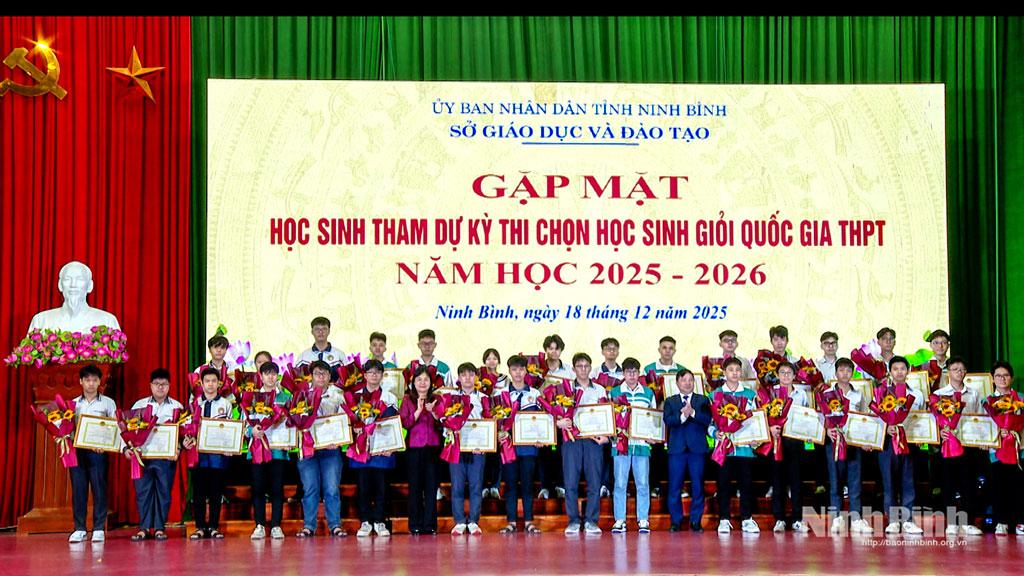 Đồng chí Hà Lan Anh, Tỉnh ủy viên, Phó Chủ tịch UBND tỉnh và đồng chí Nguyễn Tiến Dũng, Tỉnh ủy viên, Giám đốc Sở Giáo dục và Đào tạo đã tặng hoa, trao Giấy khen học sinh giỏi cấp tỉnh năm học 2025-2026 cho các em học sinh. Ảnh: Đinh Huyền