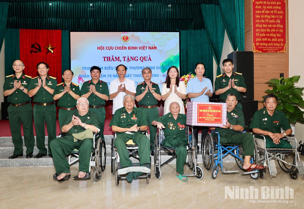 Đoàn công tác Hội CCB Việt Nam thăm, tặng quà tại Trung tâm Điều dưỡng thương binh Duy Tiên.