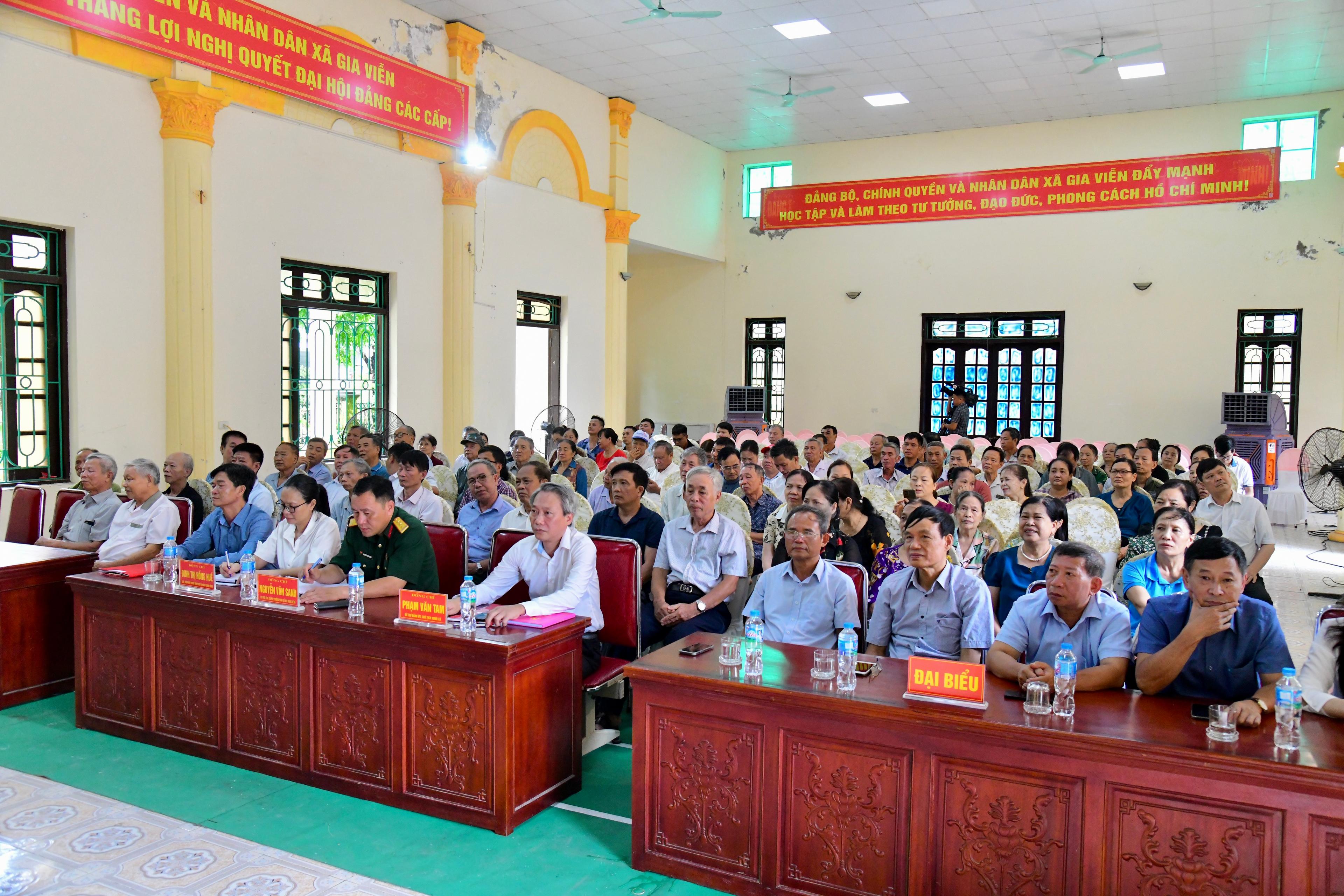 Lãnh đạo xã Gia Viễn và đảng viên Chi bộ thôn Tiến Yết dự buổi sinh hoạt đầu tiên sau sắp xếp