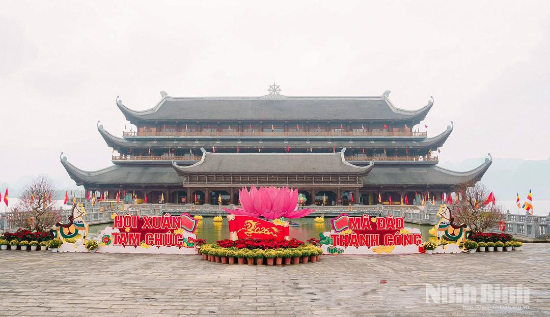 Xuân về, chùa Tam Chúc khoác lên diện mạo tươi mới, rực rỡ.