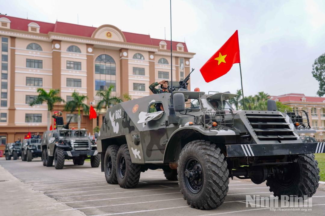 Lực lượng xe Thiết giáp trình diễn tại lễ ra quân.