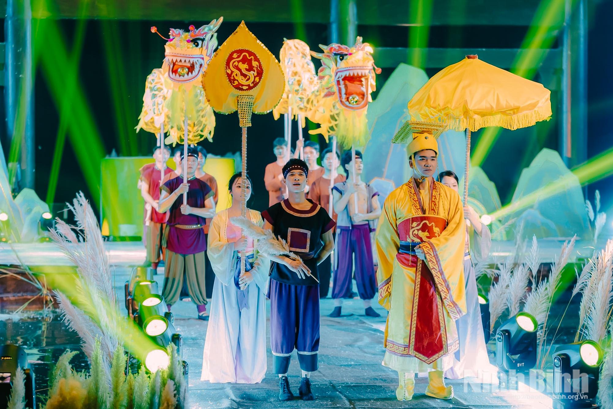 Khoảnh khắc Đinh Bộ Lĩnh lên ngôi Hoàng đế được tái hiện đầy uy nghi và trang trọng trong show thực cảnh.