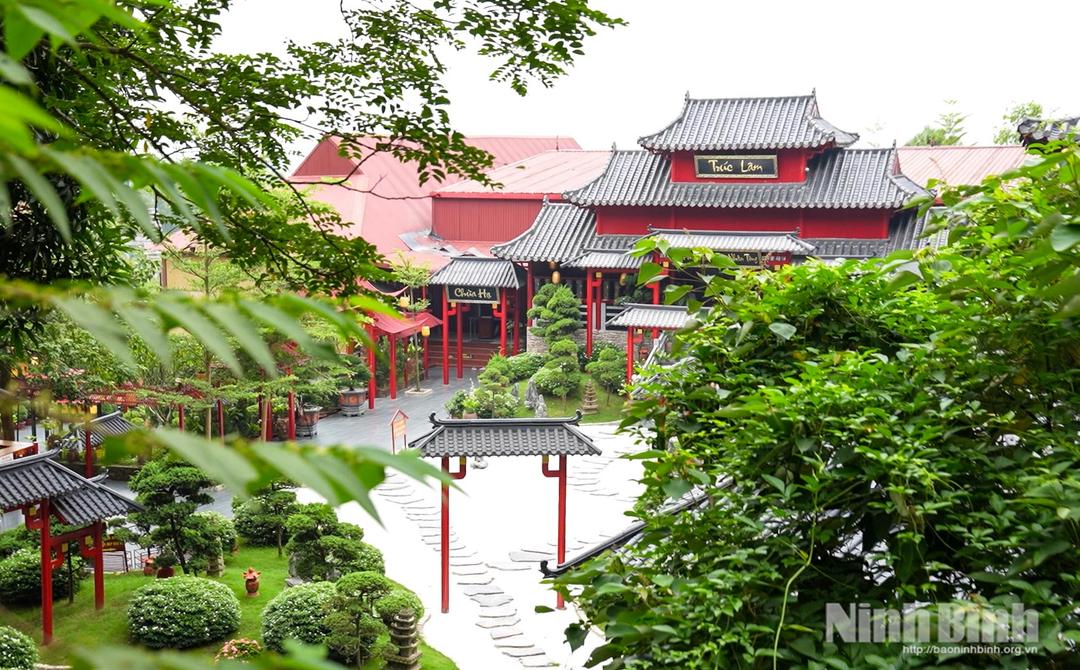 Chùa Cây Thị sở hữu kiến trúc hài hòa, kết hợp tinh tế giữa phong cách truyền thống Việt Nam và những yếu tố đặc trưng của kiến trúc Á Đông.