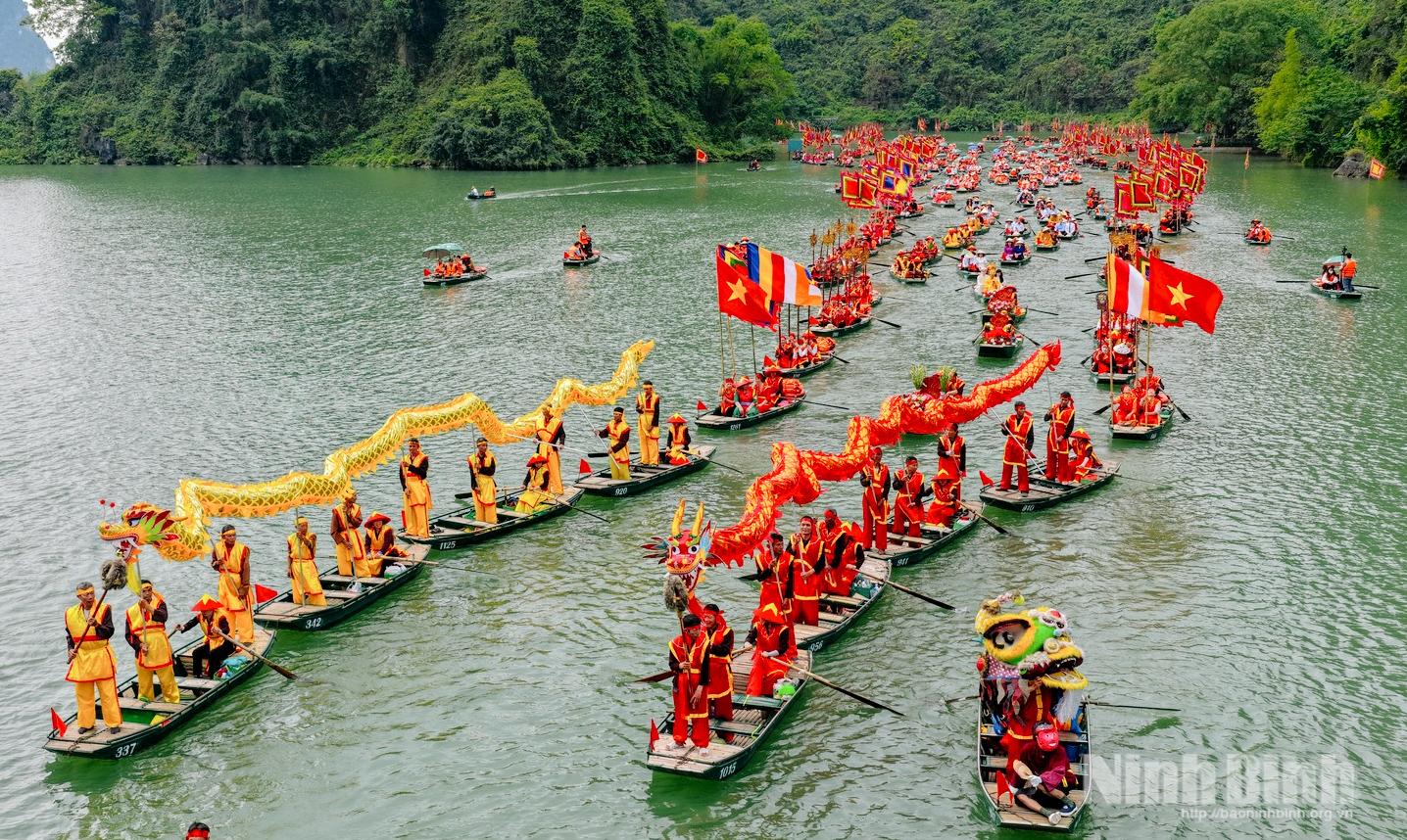 Hành trình hơn 5 km đường thủy đưa đoàn thuyền len lỏi qua các hang động kỳ vĩ, hòa quyện giữa con người và thiên nhiên tại Tràng An.
