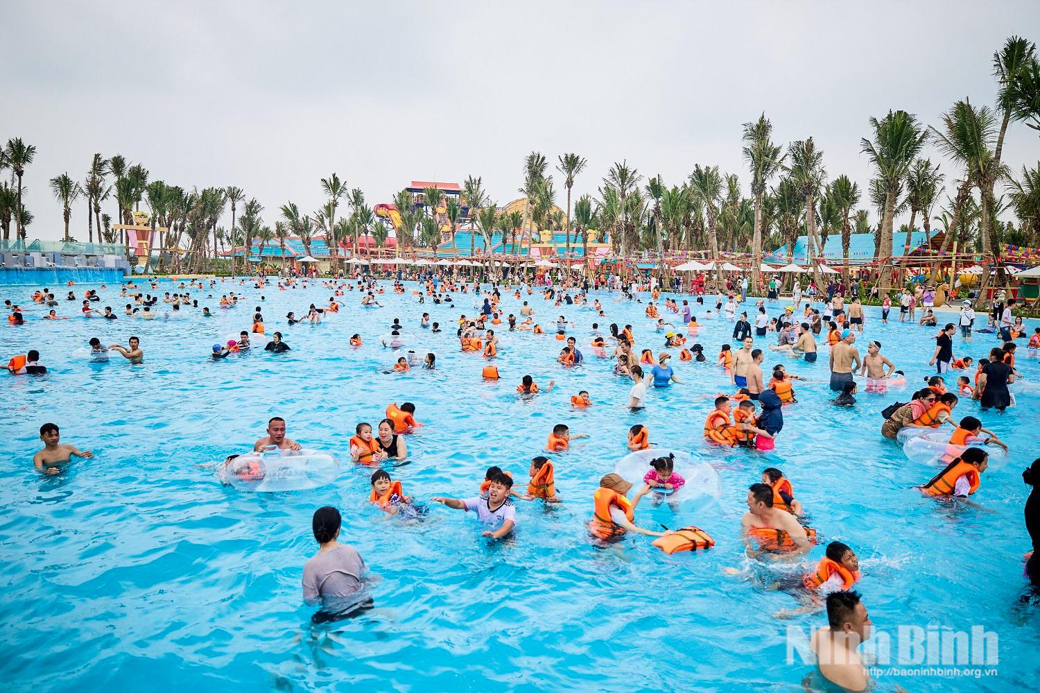 Đông đảo trẻ em và gia đình vui chơi tại Công viên nước Sun World Hà Nam trong những ngày đầu hè.