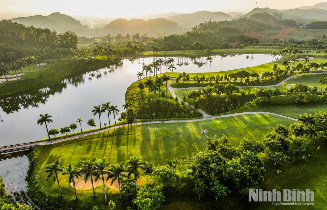 Trang An Golf & Resort nằm giữa không gian hồ Đồng Chương và rừng thông.
