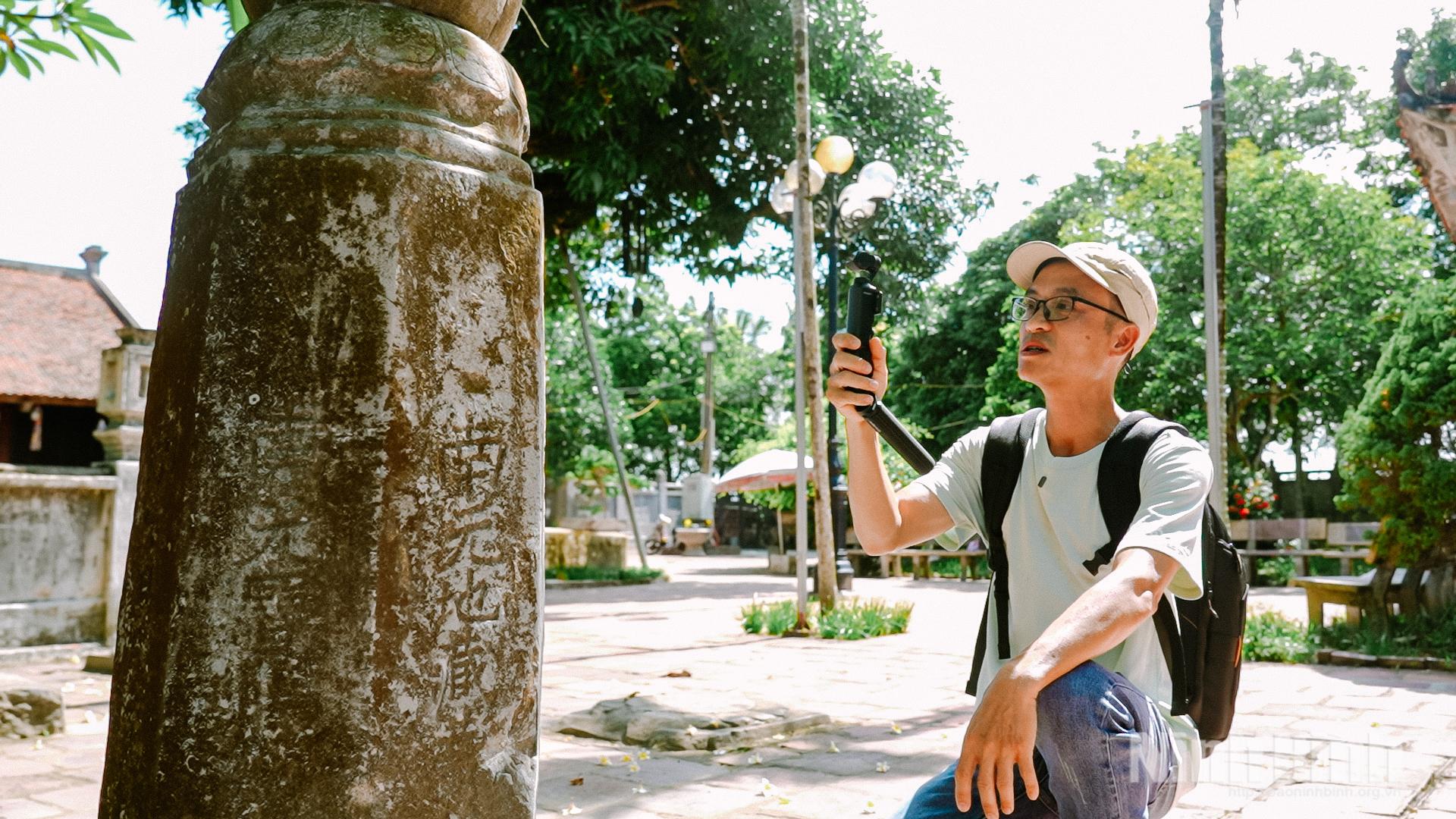 Anh Bùi Việt Hùng đang thực hiện quá trình sáng tạo nội dung tại chùa Phổ Minh.