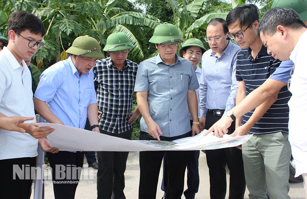Đồng chí Trần Anh Dũng, Ủy viên Ban Thường vụ Tỉnh ủy, Phó Chủ tịch UBND tỉnh khảo sát dự án Tuyến đường cảnh quan kết hợp kè 2 bên bờ sông Đáy đoạn từ cầu Non Nước đến cầu Bến Mới tại xã Ý Yên. Ảnh: Thành Trung (Ảnh tư liệu ngày 1/8/2025).