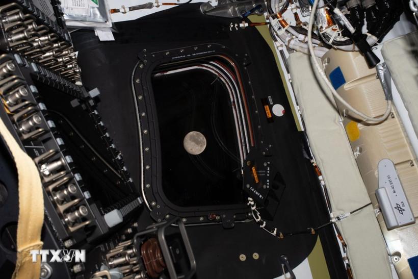 Mặt Trăng nhìn từ tàu Orion, ngày 6/4/2026. (Ảnh: THX/TTXVN)