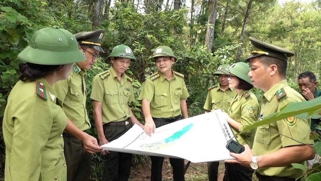 Lực lượng Kiểm lâm Ninh Bình kiểm tra phương án phòng cháy, chữa cháy rừng. Ảnh: Minh Hải