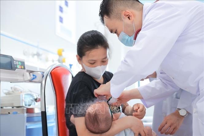 Bác sĩ khám cho bệnh nhi điều trị nội trú tại Bệnh viện Nhi Trung ương cơ sở 2. Ảnh: Minh Quyết/TTXVN