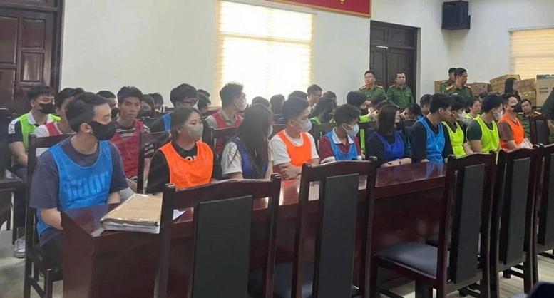 Các đối tượng tại cơ quan công an.