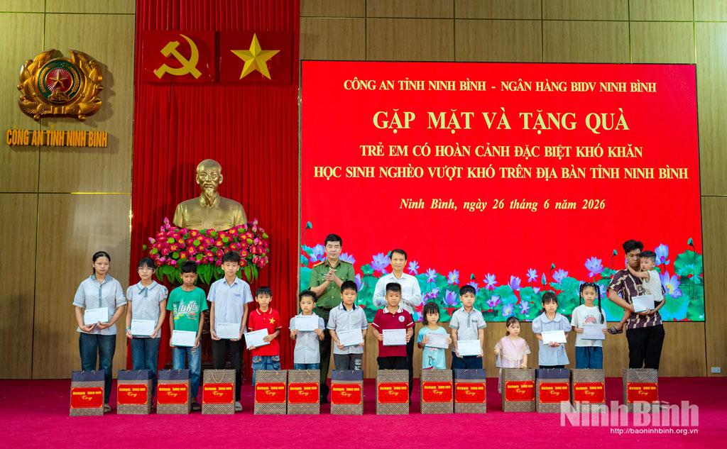 Lãnh đạo Công an tỉnh và lãnh đạo Ngân hàng BIDV Chi nhánh Ninh Bình trao quà cho các cháu có hoàn cảnh đặc biệt khó khăn.