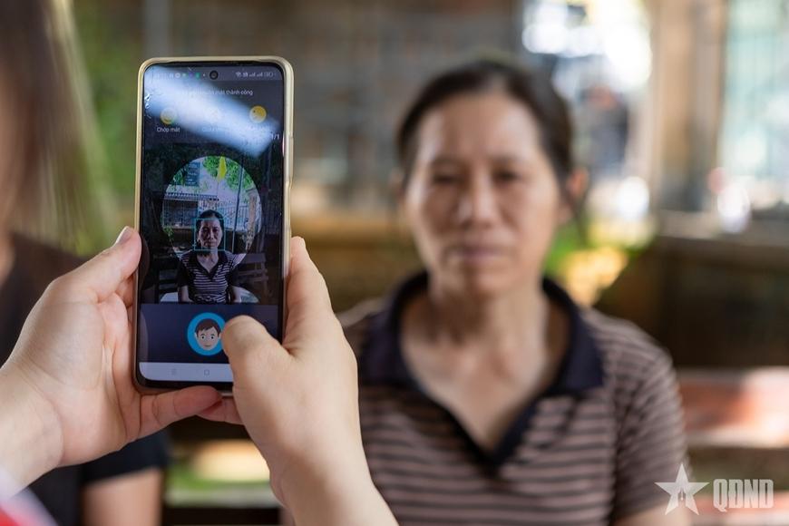 Nhân viên Viettel hỗ trợ khách hàng xác thực thông tin thuê bao di động.