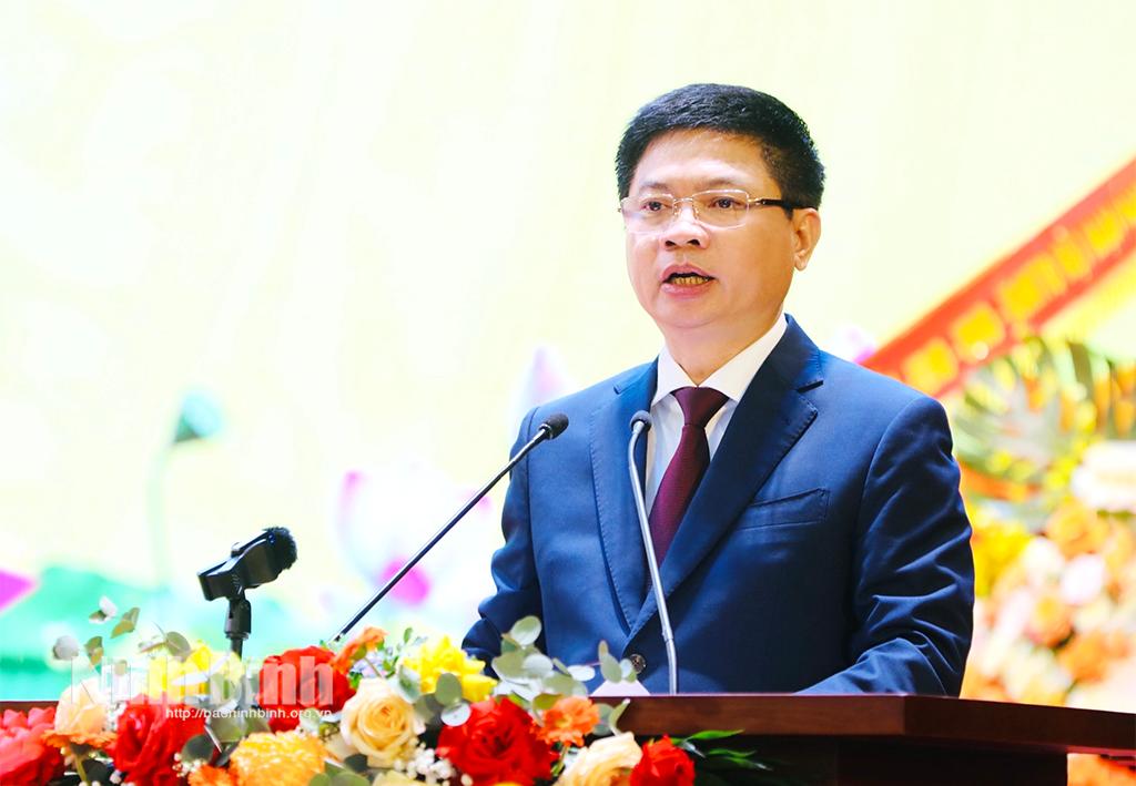 Đồng chí Trương Quốc Huy, Bí thư Tỉnh uỷ, Trưởng Đoàn ĐBQH tỉnh phát biểu tại Đại hội.