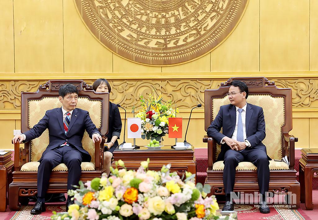 Đồng chí Đặng Xuân Phong, Ủy viên Trung ương Đảng, Bí thư Tỉnh ủy, Trưởng Đoàn ĐBQH tỉnh Ninh Bình (bên phải) tiếp xã giao ngài Yamamoto Ichita, Thống đốc tỉnh Gunma (Nhật Bản).