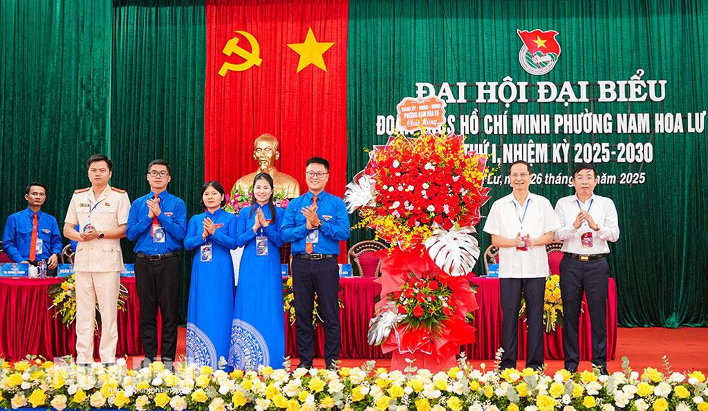 Lãnh đạo Đảng ủy, HĐND, UBND phường Nam Hoa Lư tặng hoa chúc mừng Đại hội. Ảnh: Nguyễn Huy