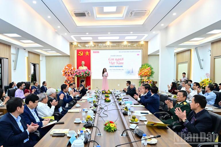 Quang cảnh Lễ ra mắt cuốn sách "Con người Việt Nam vào kỷ nguyên mới" của PGS,TS Nguyễn Hồng Vinh. (Ảnh: BẢO LONG)